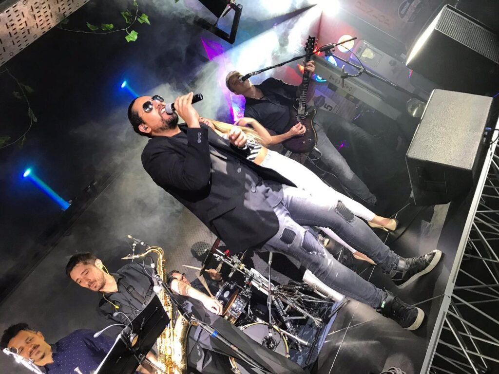 Contratar a LA DEVICHENZI al: 011 5452-1766 / Banda de Covers para Fiestas y Eventos